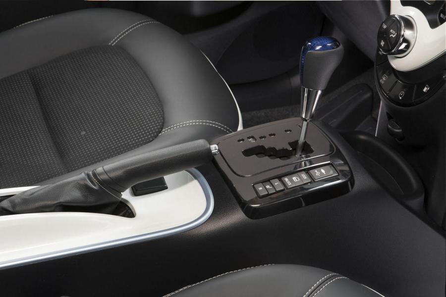 Детали интерьера Scion iQ EV 2012 года  (фото 3 из 24)
